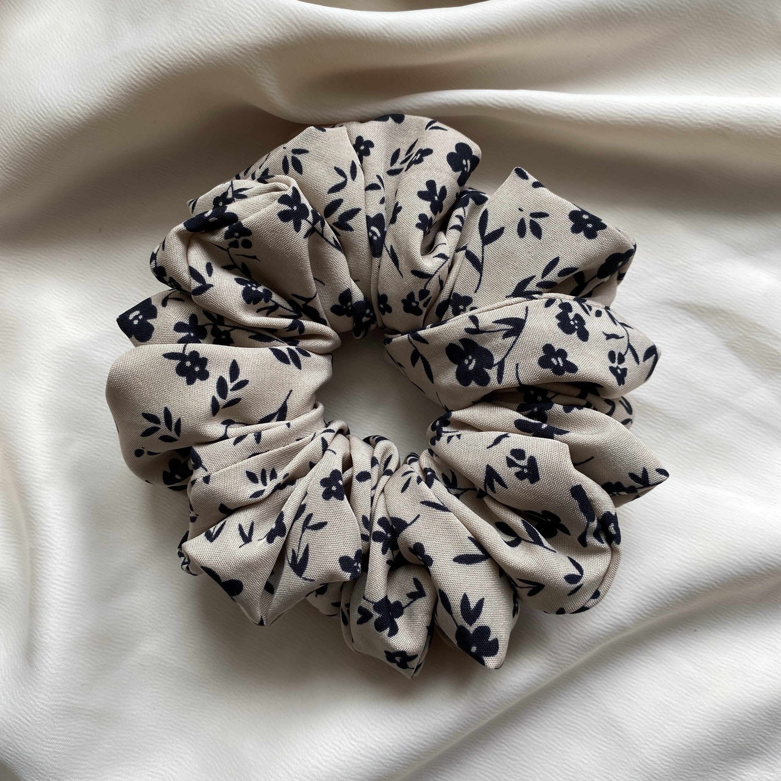 beige kukkakuvioinen käsin tehty scrunchie