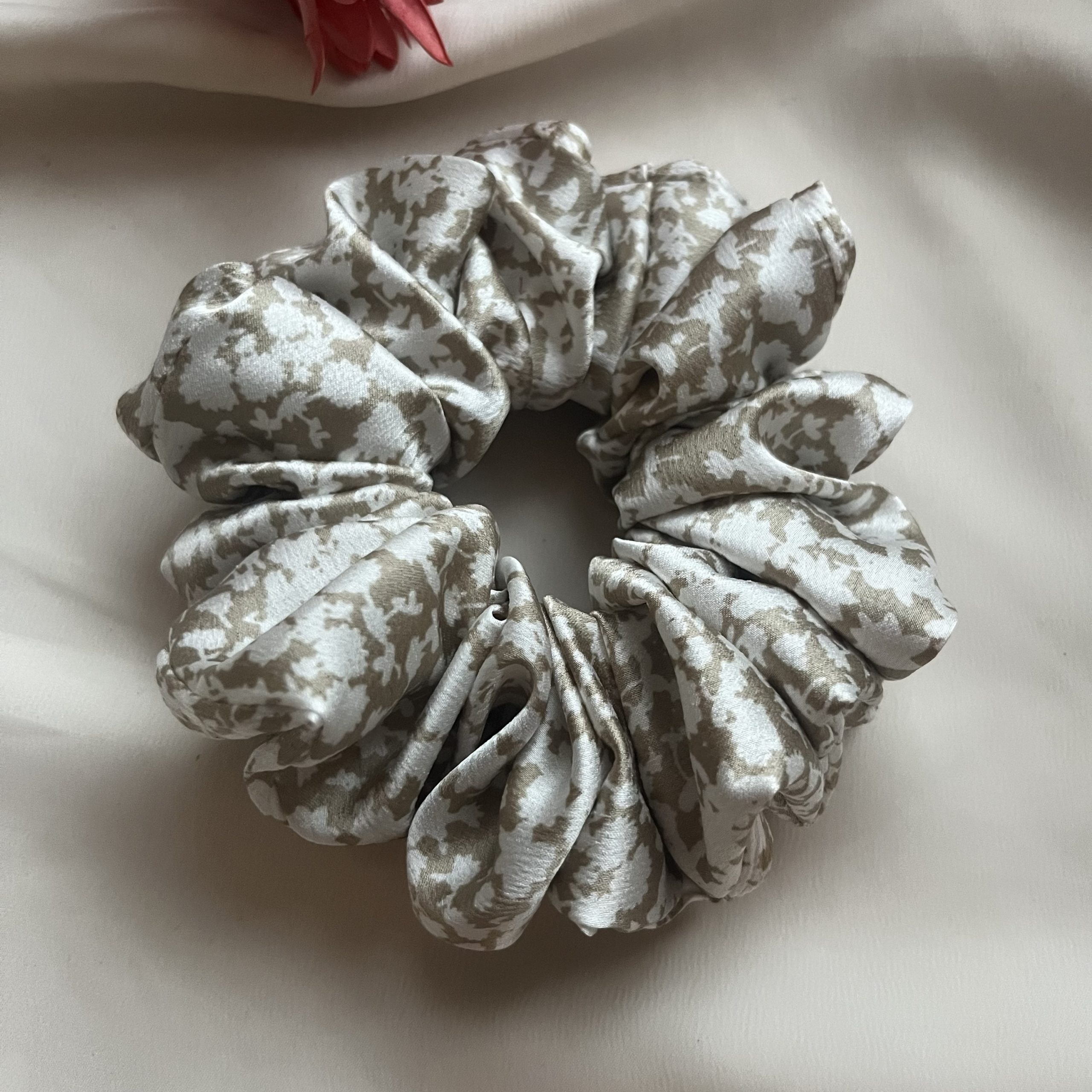 Beige kukkasatiiniscrunchie