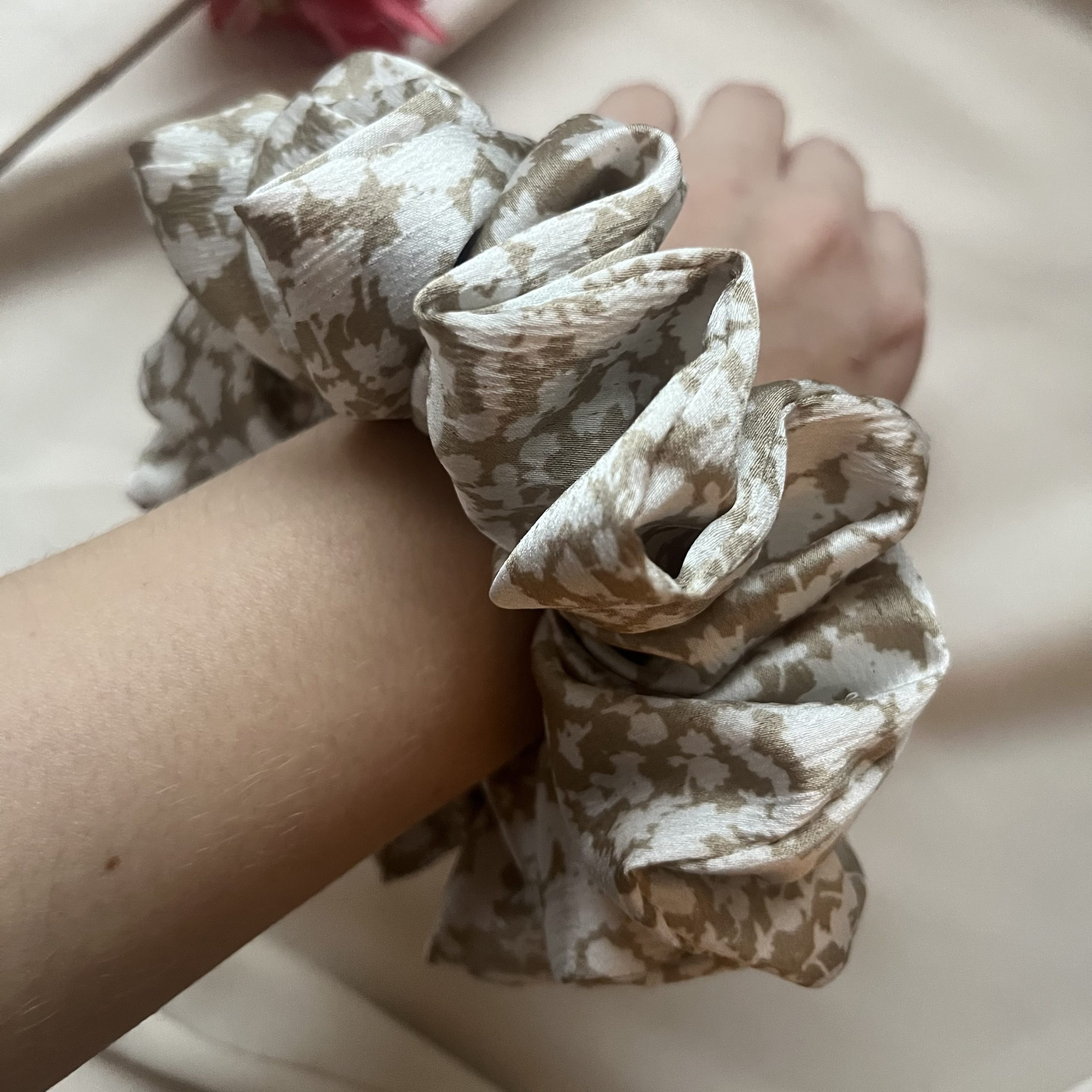 Beige kukkasatiiniscrunchie - Image 2