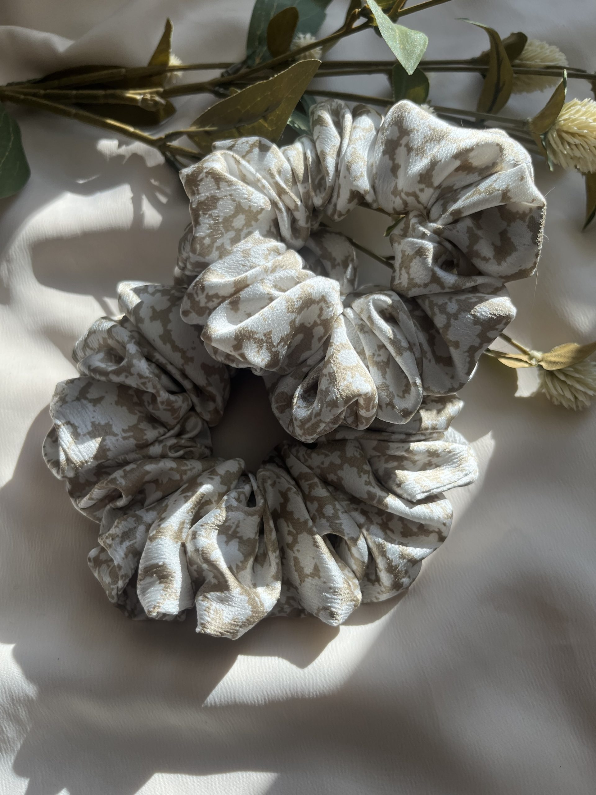 Beige kukkasatiiniscrunchie - Image 4