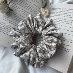 Beige kukkasatiiniscrunchie