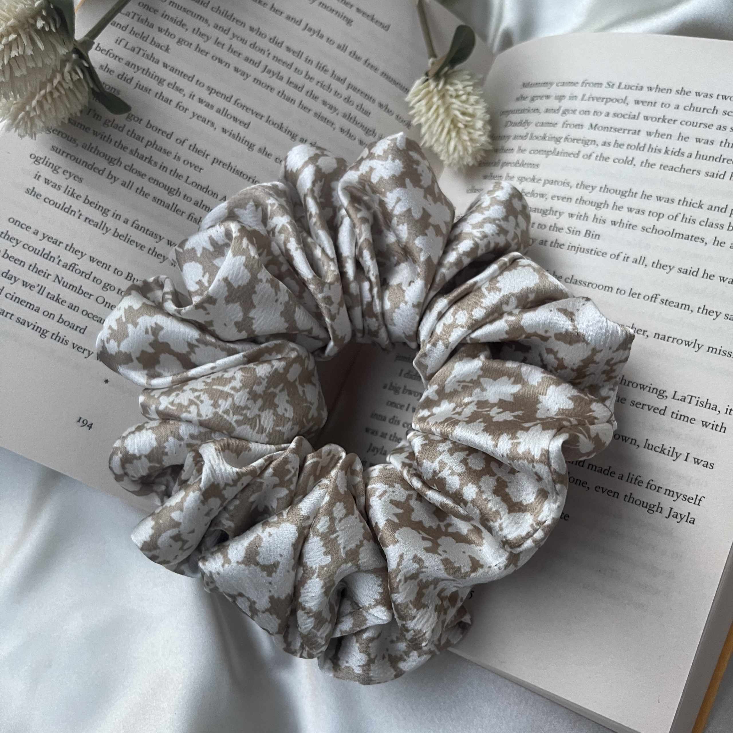 Beige kukkasatiiniscrunchie