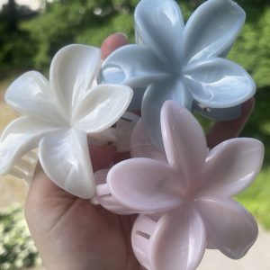 Iso kukkaklipsi hiuksiin 1kpl