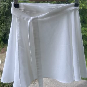 Valkoinen pellava kietaisuhame